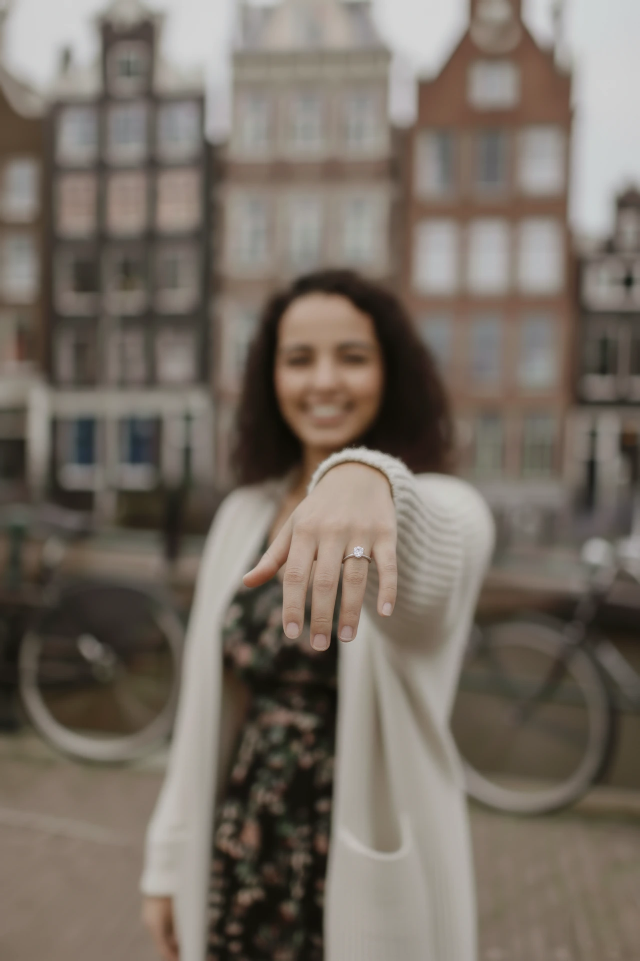 Een vrouw die haar ring laat zien aan de fotograaf tijdens haar huwelijksaanzoek in Amsterdam