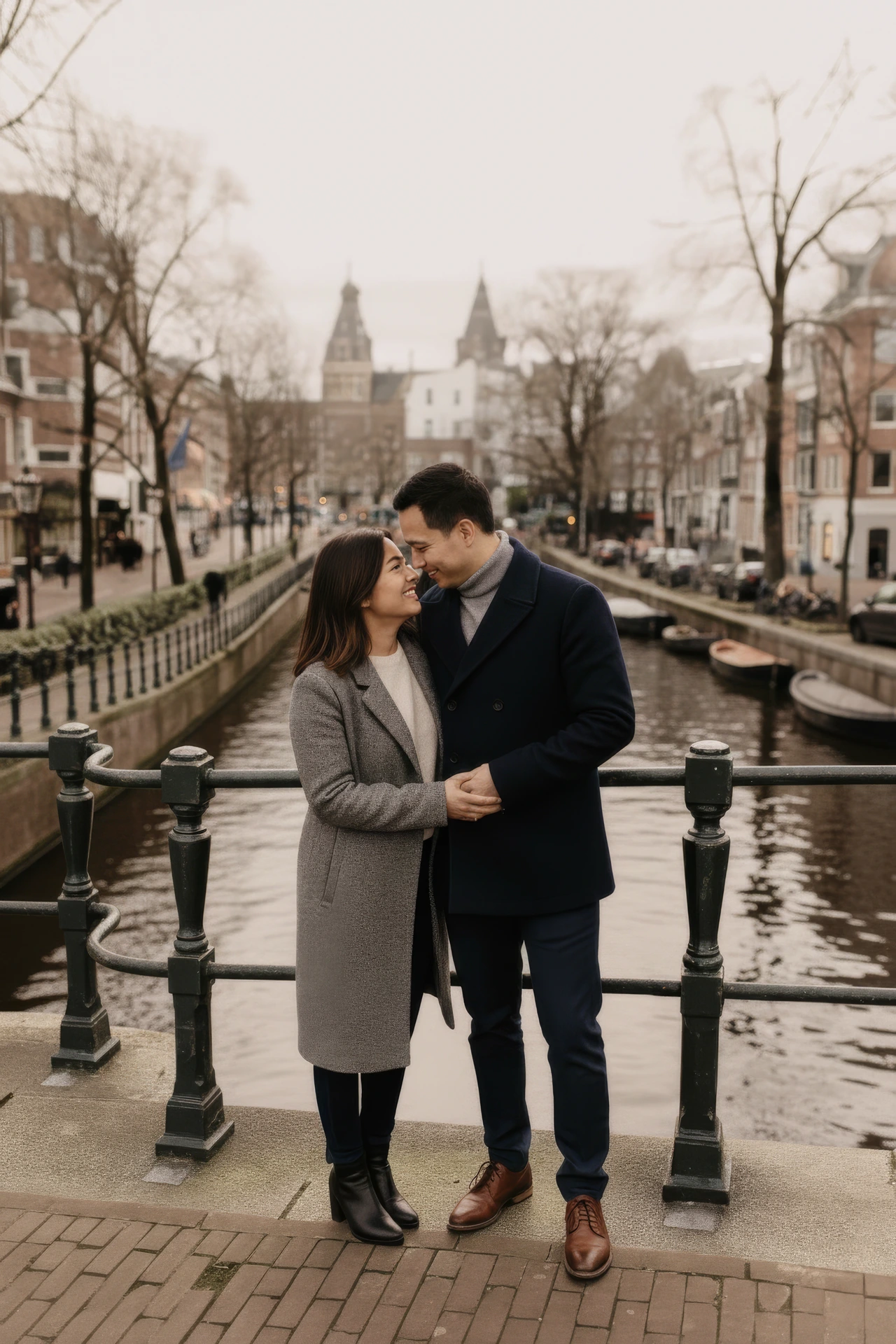 Een koppel dat poseert op een brug tijdens hun fotoshoot in Amsterdam