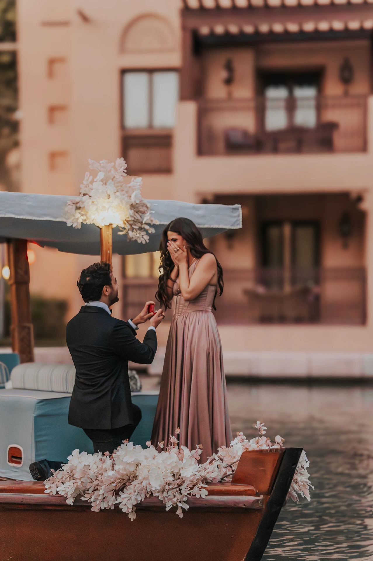 Een koppel dat elkaar aankijkt tijdens een fotoshoot in Dubai bij Burj Al Arab bij Shimmers