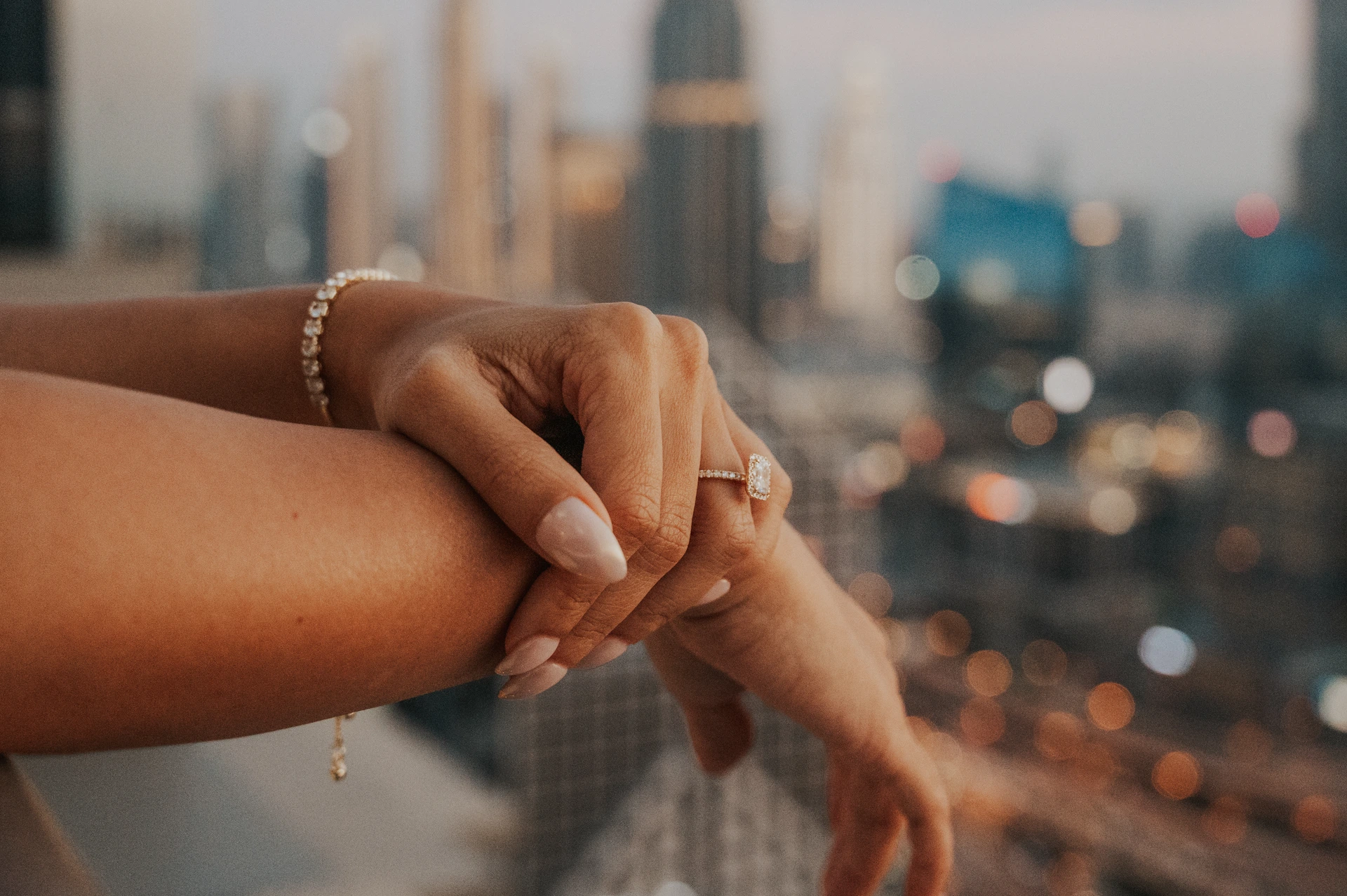 Les lumières de Dubai commencent à briller lors d’une séance photo au coucher du soleil.