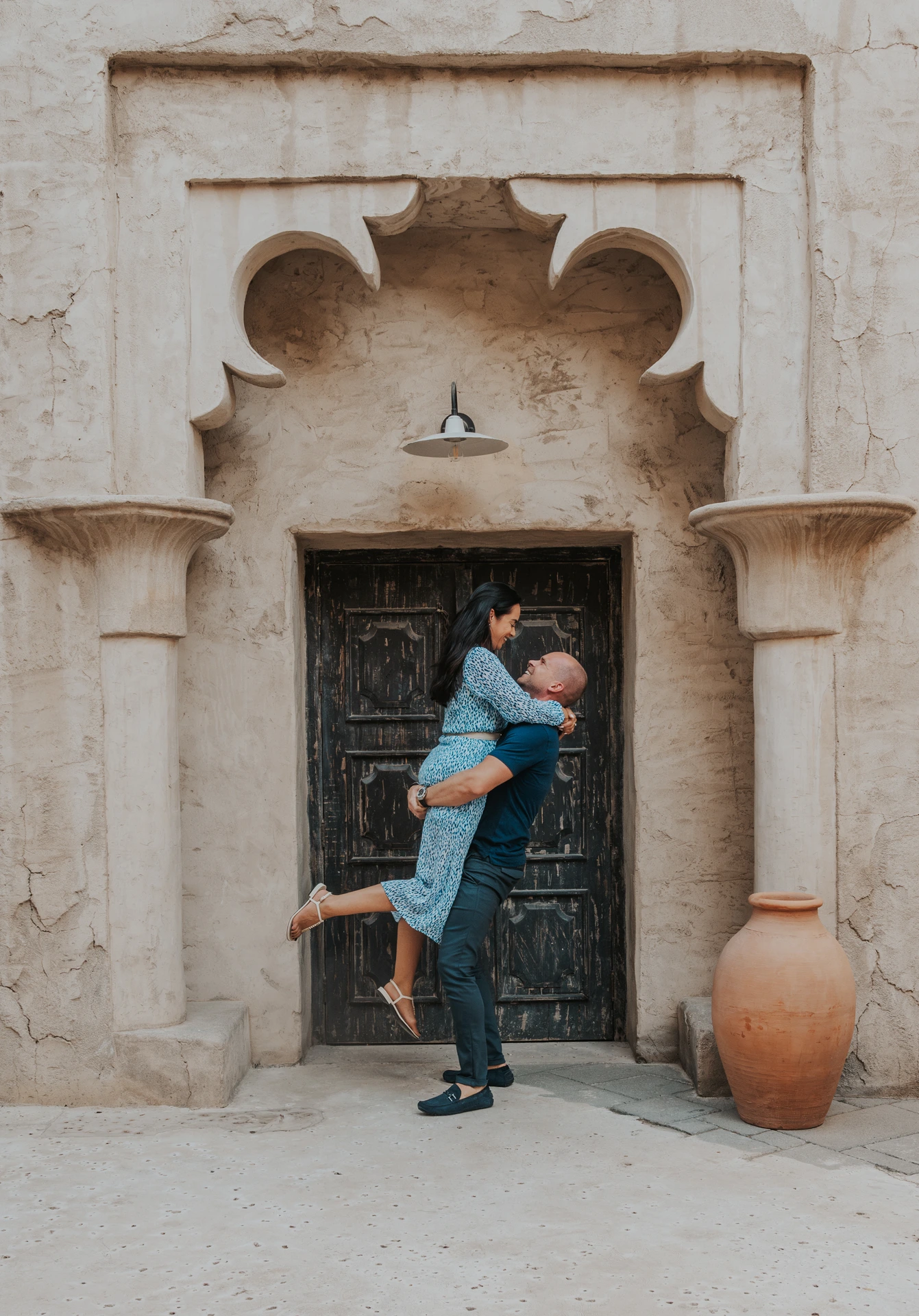 Servizio fotografico a Dubai di una coppia nella vecchia Dubai, ad Al Seef.