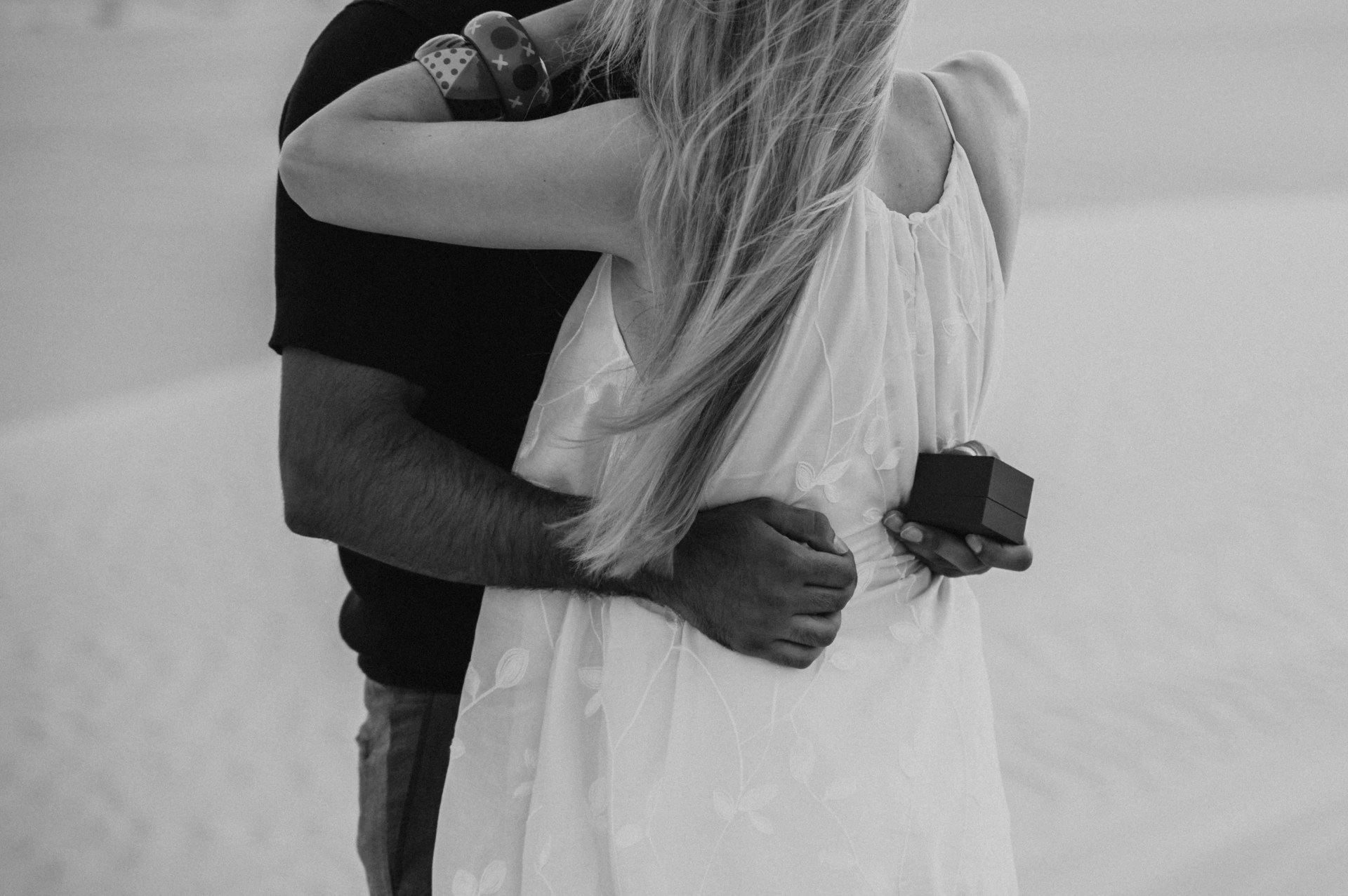 Sesja zdjęciowa zaręczyn w Dubaju w czerni i bieli.