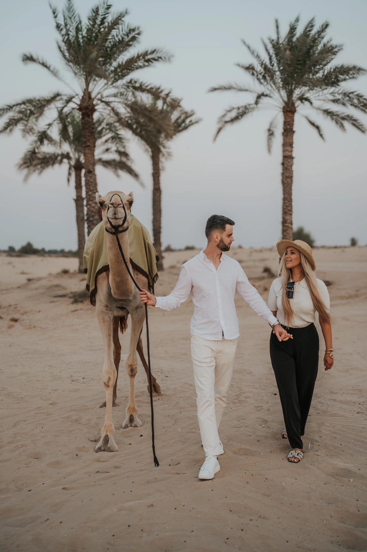 Para patrząca na siebie podczas sesji zdjęciowej w Dubaju w pobliżu Burj Al Arab, w Shimmers.